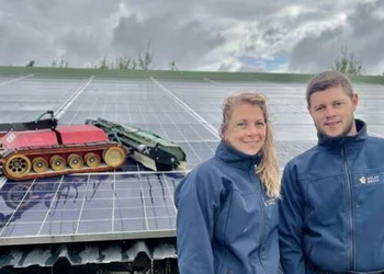 En Mayenne, le robot Sosso nettoie les panneaux solaires